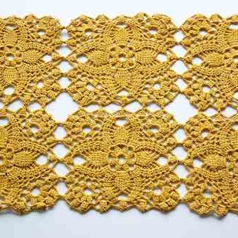 スウェーデンで見つけた手編みセンターマット（黄土色）の商品写真