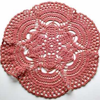 スウェーデンで見つけた手編みセンターマット（ピンク）の商品写真