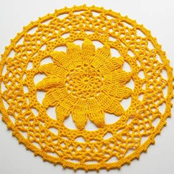 スウェーデンで見つけた手編みセンターマット（橙色ラウンド）の商品写真