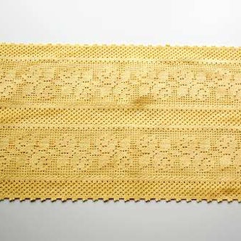 スウェーデンで見つけた手編みセンターマット（クリームイエロー）の商品写真
