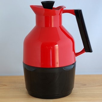 スウェーデンで見つけたプラスティック製ヴィンテージ魔法瓶（レッド）の商品写真