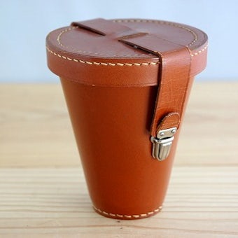 スウェーデンで見つけた革製カバーに入ったピクニックカップセットの商品写真