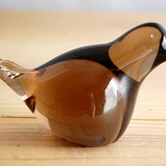 スウェーデンで見つけたガラスの小鳥のオブジェ（ブラウン）の商品写真