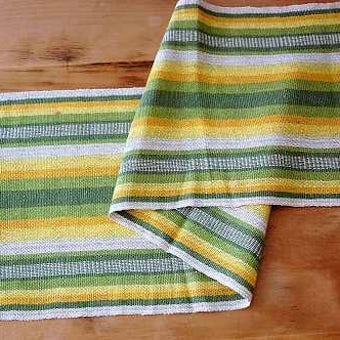 スウェーデンで見つけたテーブルランナー(グリーン&イエローのストライプ)の商品写真