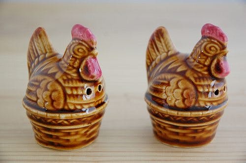 金色と赤色の金属製鶏の彫刻 金色と赤色の金属製鶏の彫刻 金色と赤色の金属製鶏の彫刻 金色と赤色の