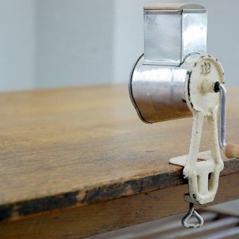 スウェーデンで見つけた卓上アーモンドミル(チーズ削り機)の商品写真