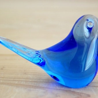 スウェーデンで見つけたガラスの小鳥オブジェ（淡いブルー）の商品写真