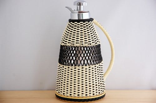 ビニールストロー素材を編んだカバー付きヴィンテージ魔法瓶（ブラック）の商品写真