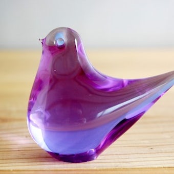 スウェーデンで見つけたガラスの小鳥オブジェ（パープル）の商品写真