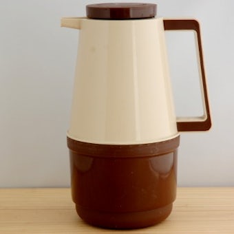 スウェーデンで見つけたプラスティック製ヴィンテージ魔法瓶（ベージュ＆ブラウン）の商品写真