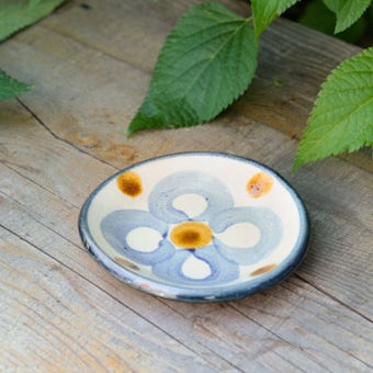 【取り扱い終了】沖縄の職人さんと作った やちむんの豆皿（一輪の花）/KURASHI&Trips PUBLISHINGの商品写真