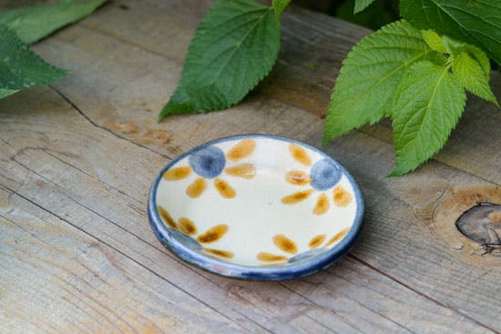 取り扱い終了】沖縄の職人さんと作った やちむんの豆皿（花束