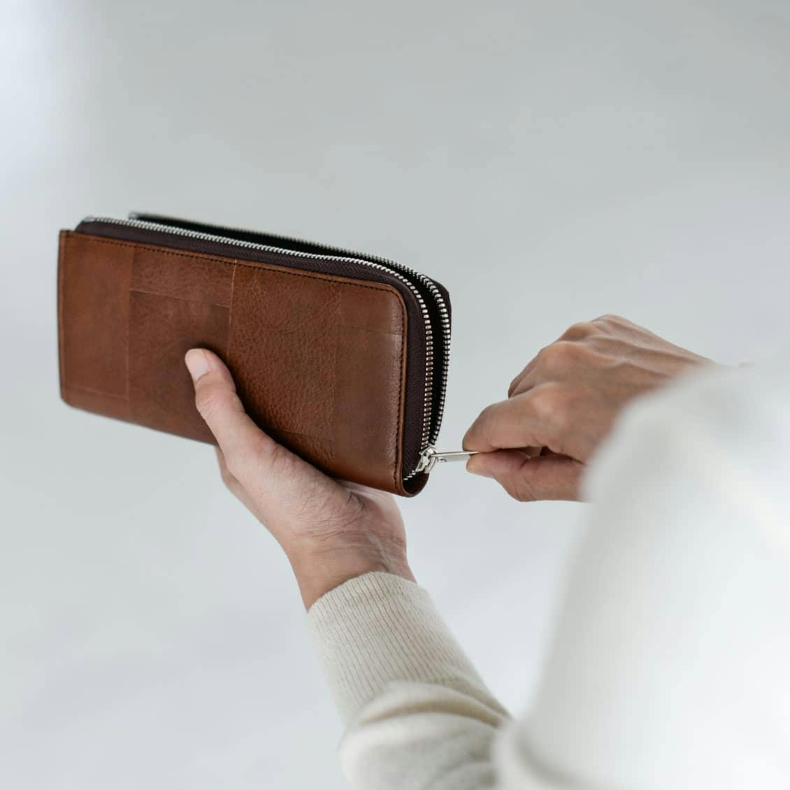 新商品】来年のお財布はコレに決定！軽やかで大容量「栃木レザー