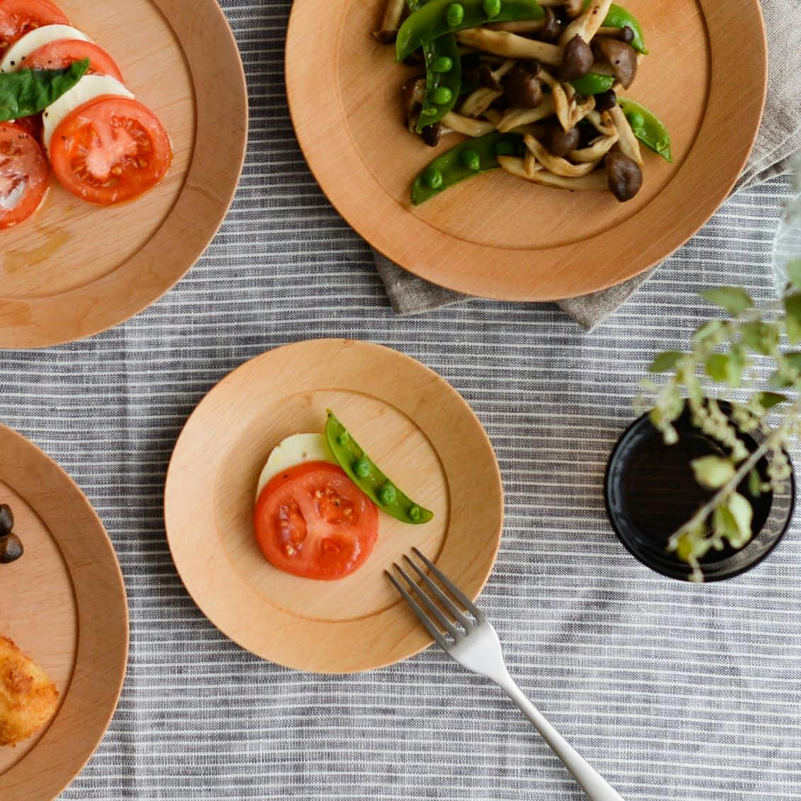 ぴったり重なる、洗える木のプレート（15cm）/KURASHI&Trips