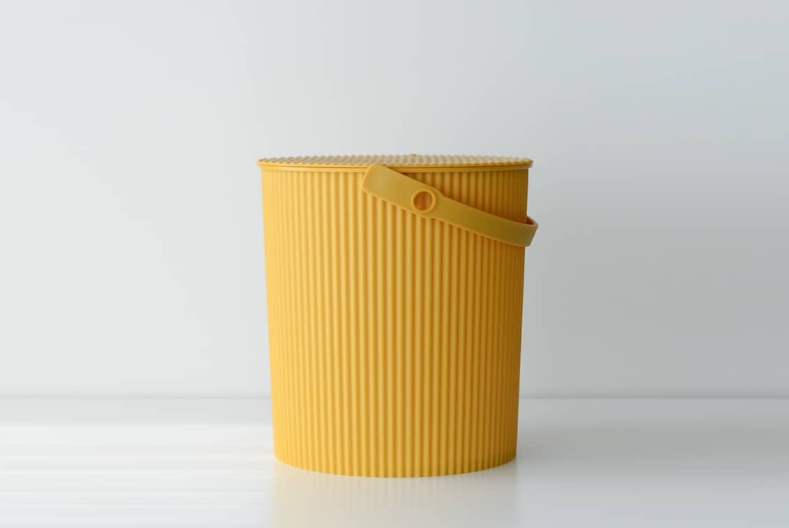 フタ付きバケツ/オムニウッティ/マスタード（20L）の商品写真