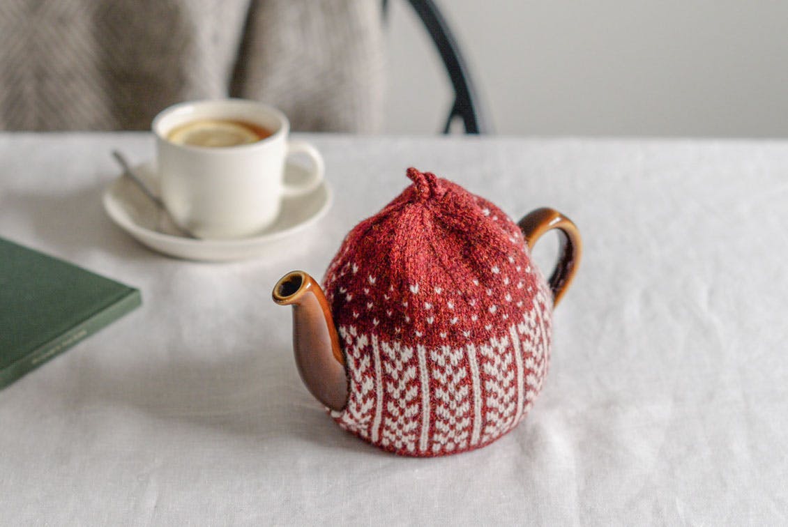 【取扱終了】ティーコジー「ダーラナの祭」/ KURASHI&Trips PUBLISHINGの商品写真