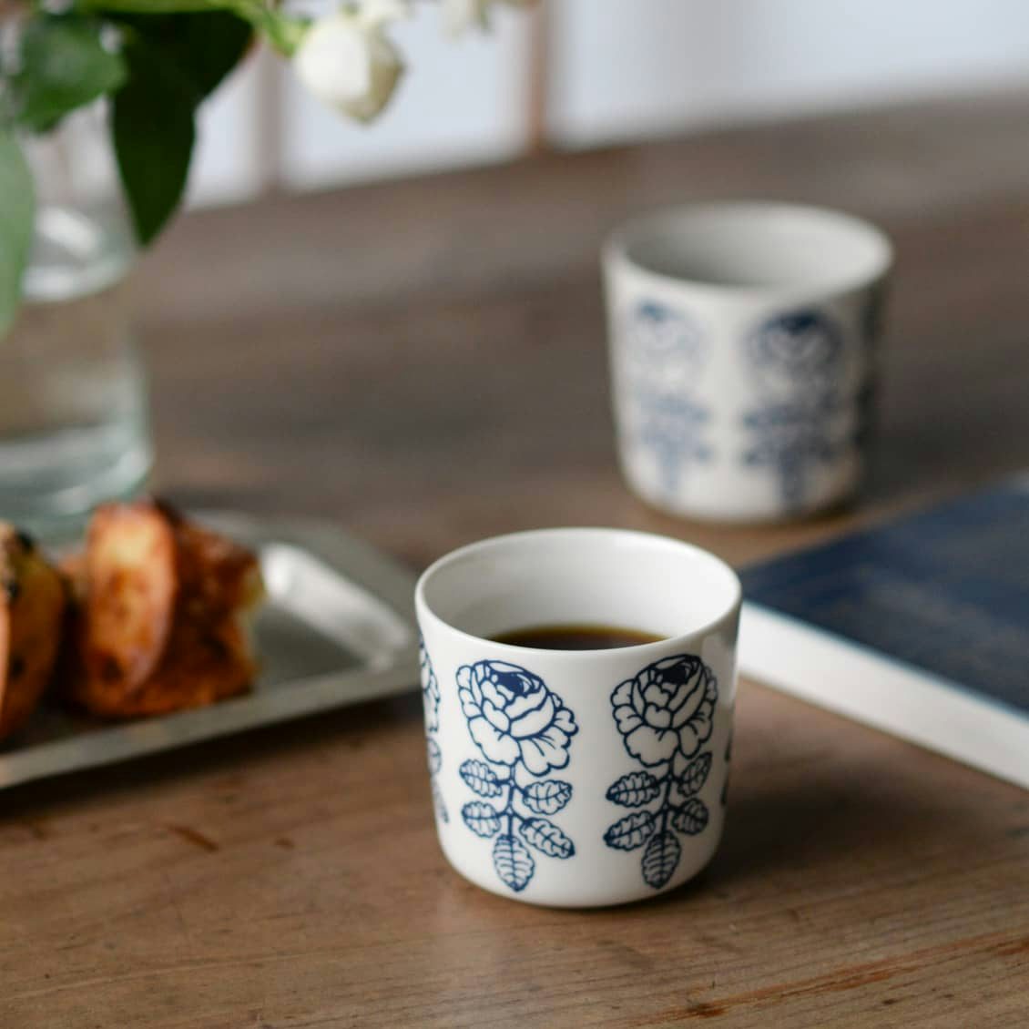 数量限定 日本限定の大人ブルー マリメッコのあの柄がラテマグとトートになって新登場 北欧 暮らしの道具店