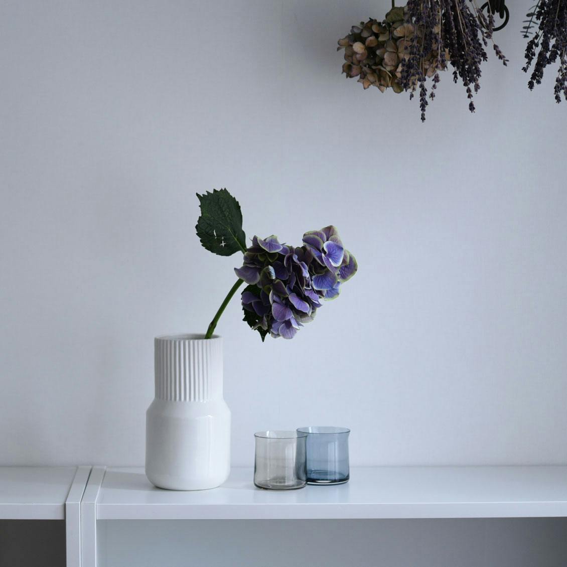 花との暮らし、はじめよう」白磁のフラワーベース - 北欧、暮らしの道具店
