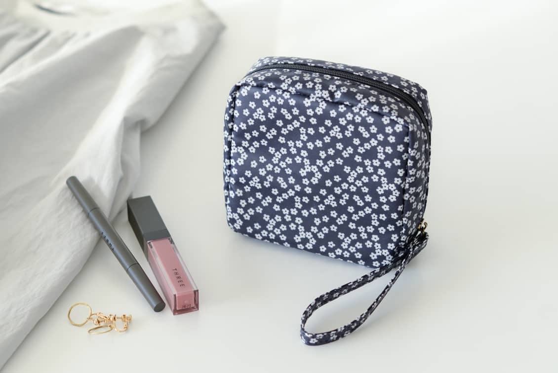 【取り扱い終了】「いつも可愛くスッキリ叶う」メイクポーチ（すみれグレー）の商品写真