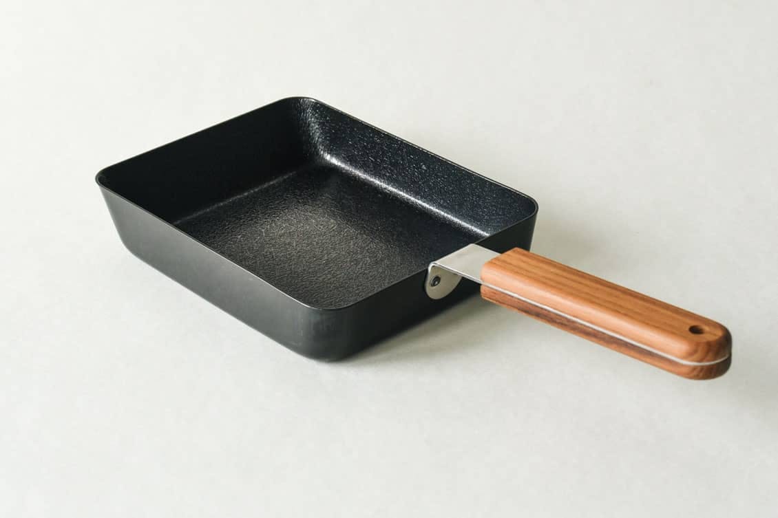 ambai/玉子焼・卵焼きフライパン/角(約14.4cm×18.7cm) 北欧、暮らしの道具店 アンバイ 卵焼き器 玉子焼 角 FSK-001 玉子焼き器 フライパン 玉子焼きフライパン 卵焼きフライパン エッグパン 鉄フライパン 鉄 おしゃれ 卵焼き機 熱伝導 ih対応 便利 日本製 卵2個 卵3個 目玉焼き オムレツ くっつかない 丈夫 長持ち 一生もの だし巻き卵 ambai