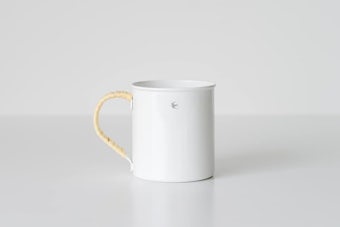 ツバメラタン/琺瑯とラタンのマグカップ（400ml）の商品写真