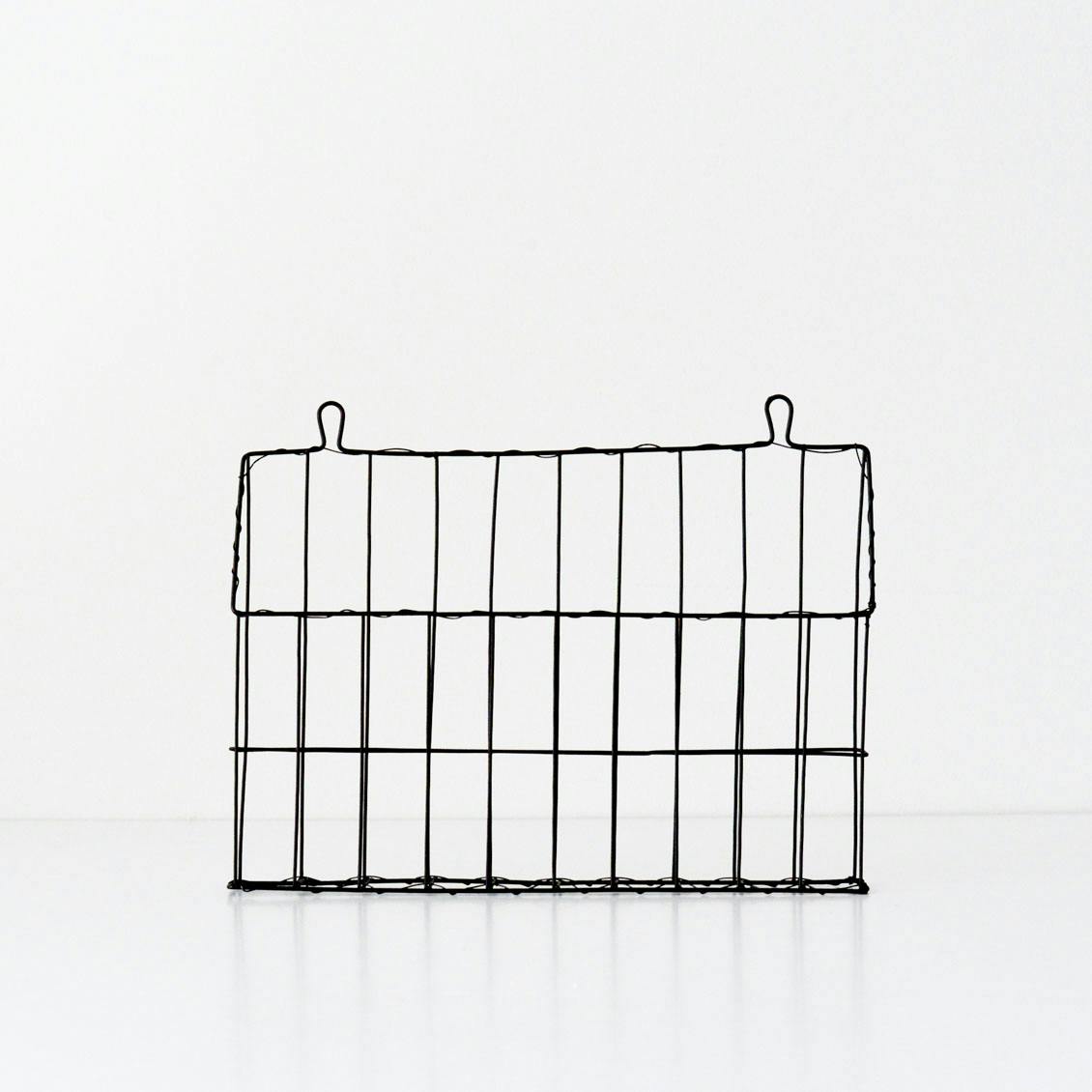 壁掛けワイヤーレターラックで北欧スタイルの暮らし 北欧 暮らしの道具店