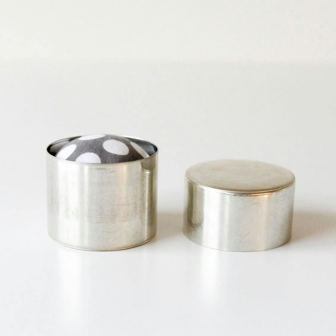 ダルマスレッド/針山/缶入りピンクッション(グレー)の商品写真