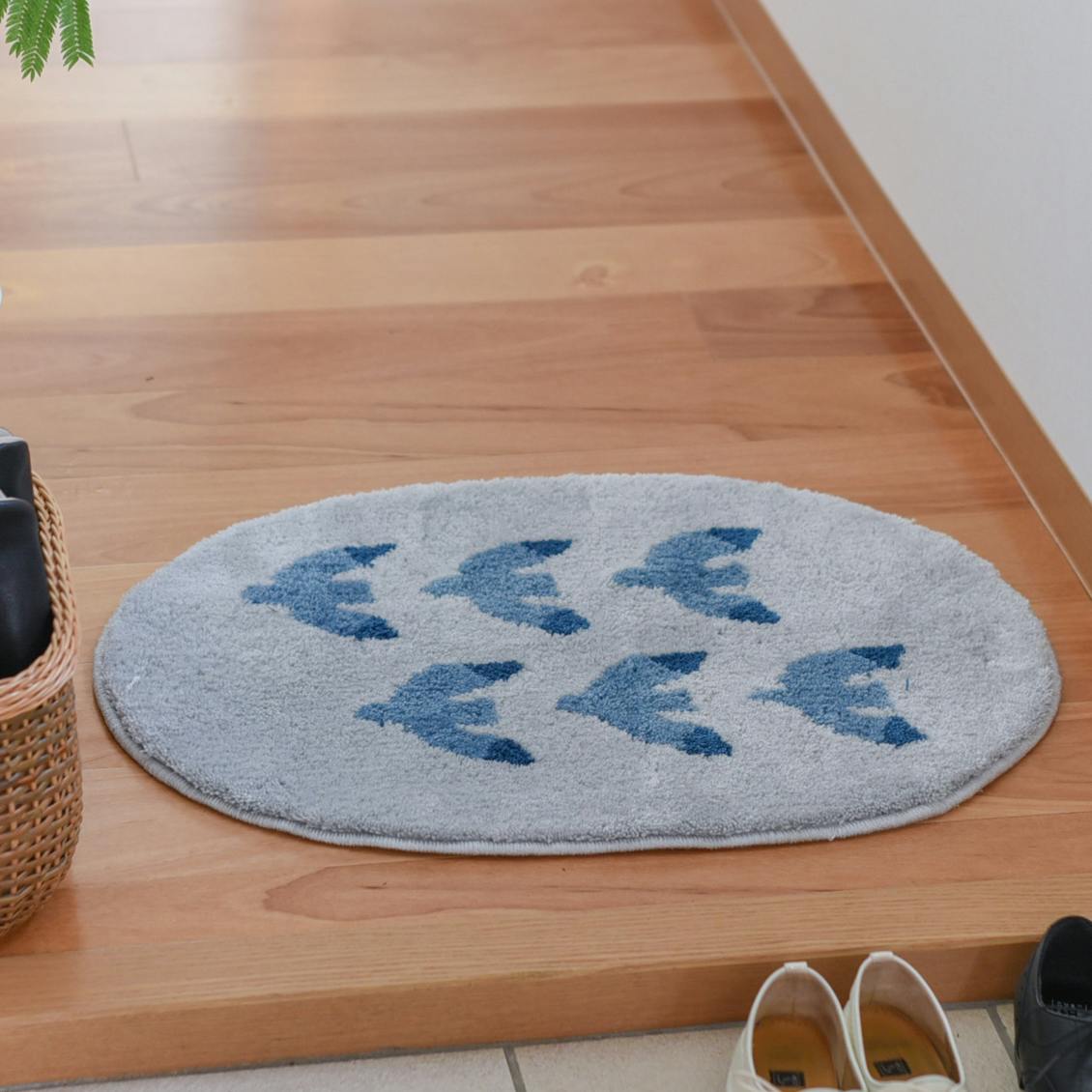 玄関マット/もてなし上手のカモメ柄（ブルー）/KURASHI&Trips PUBLISHINGの商品写真