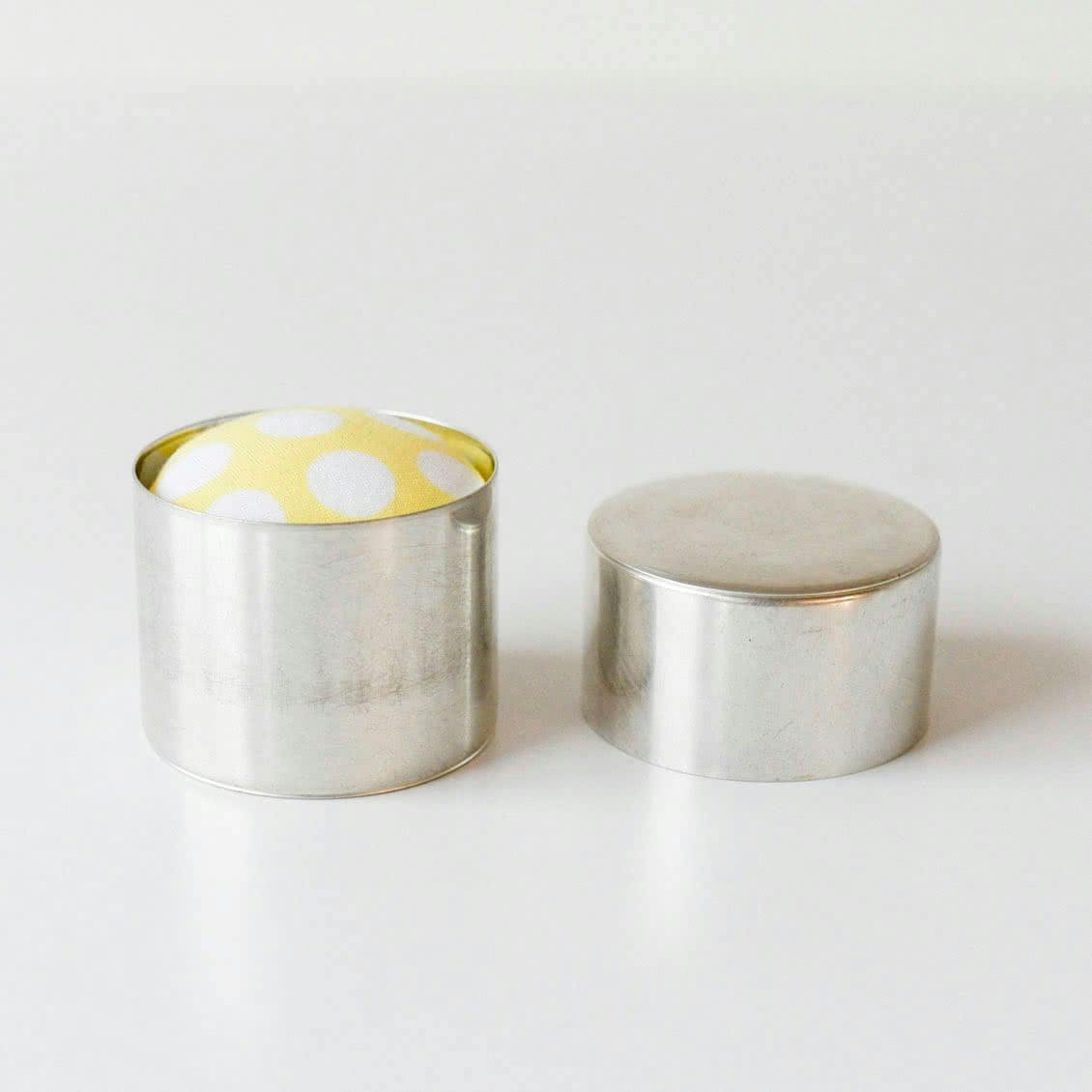 ダルマスレッド/針山/缶入りピンクッション(イエロー)の商品写真