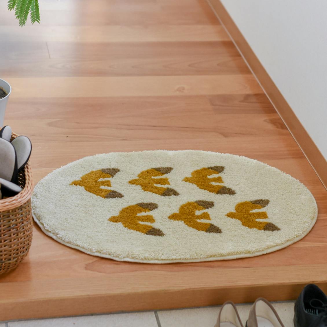 玄関マット/もてなし上手のカモメ柄（マスタード）/KURASHI&Trips PUBLISHINGの商品写真