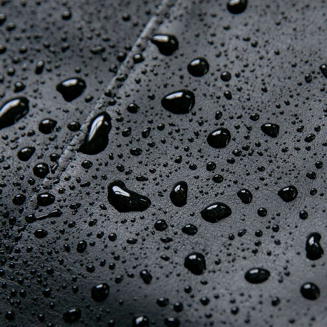 雨の日にもお気に入りを 撥水レザーのショルダーポーチ ブラック 北欧 暮らしの道具店 雨の日にもお気に入りを 撥水レザーのショルダーポーチ ブラック 北欧 暮らしの道具店