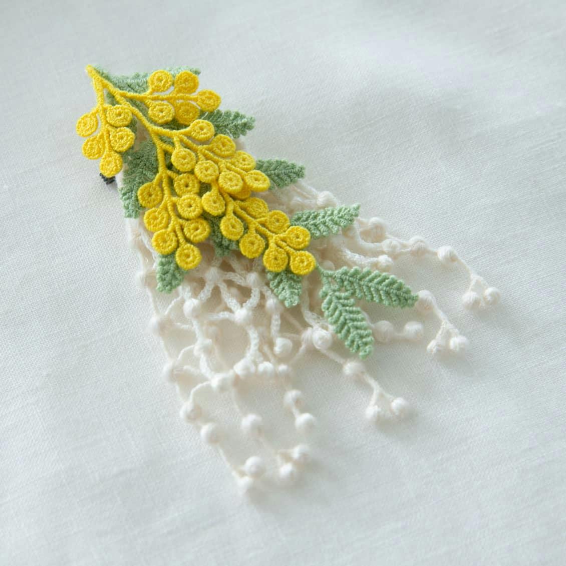 ミモザの刺繍コサージュ（イエロー）/000×KURASHI&Trips PUBLISHINGの商品写真