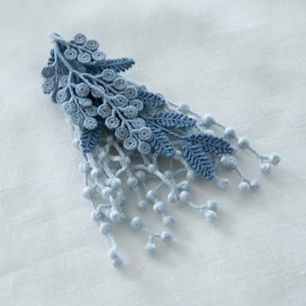 ミモザの刺繍コサージュ（ブルー）/000×KURASHI&Trips PUBLISHINGの商品写真
