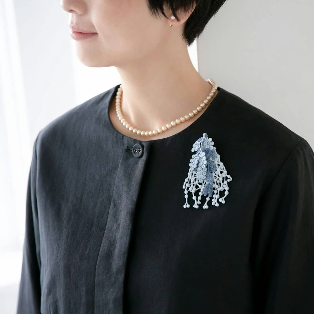 ミモザの刺繍コサージュ/ 000 × KURASHI&Trips PUBLISHING - 北欧