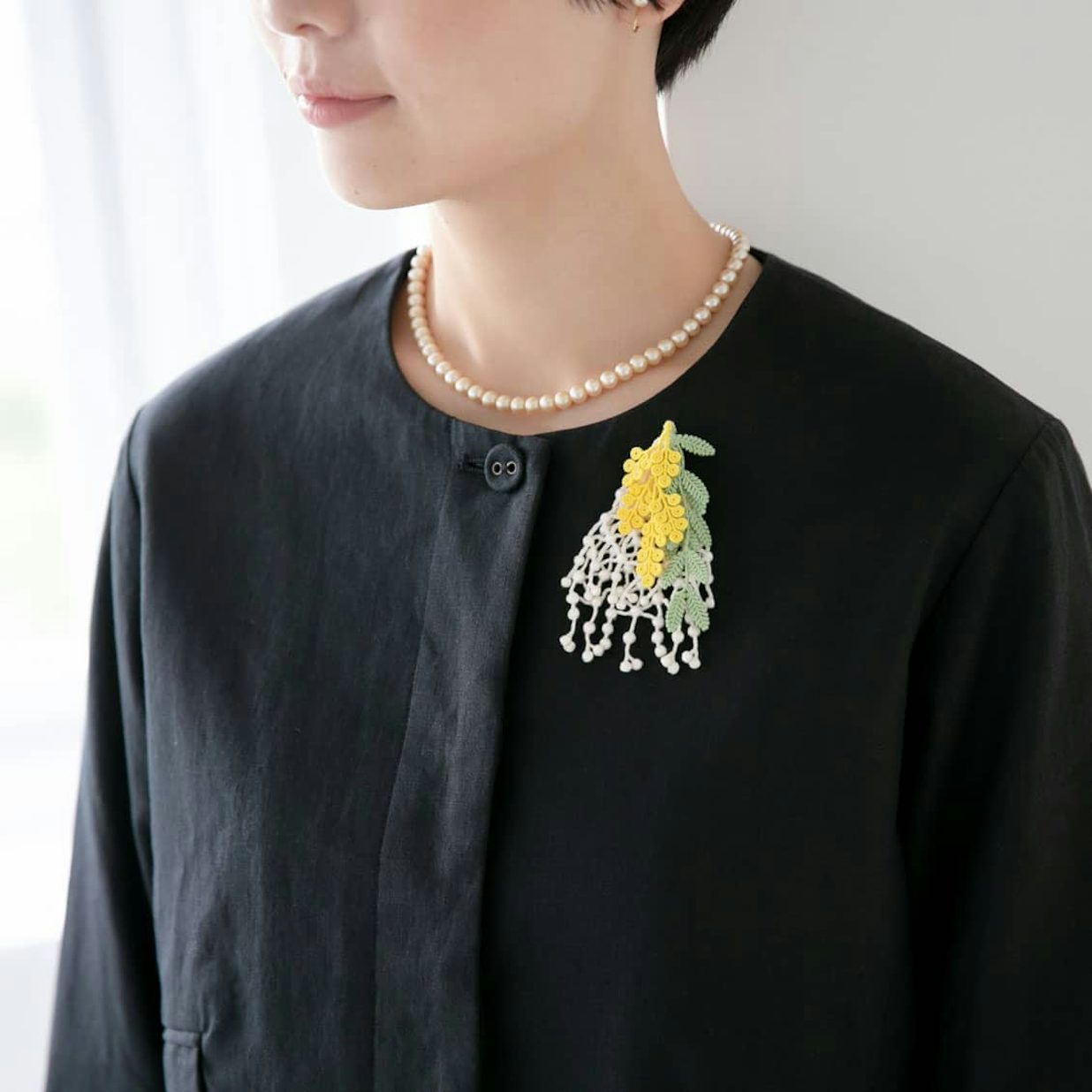 ミモザの刺繍コサージュ/ 000 × KURASHI&Trips PUBLISHING - 北欧