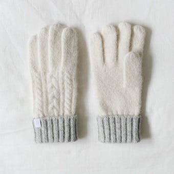 「冬の手もとが好きになる」ケーブル編みの手袋／ホワイト×グレーの商品写真