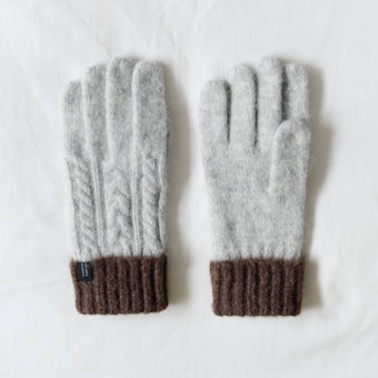 【取り扱い終了】「冬の手もとが好きになる」ケーブル編みの手袋／グレー×ブラウンの商品写真