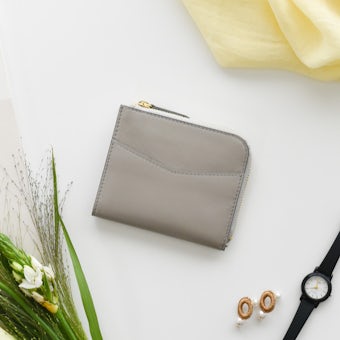 「スリムに見えて収納上手」L字ファスナーのミニ財布（ペールグレー）の商品写真