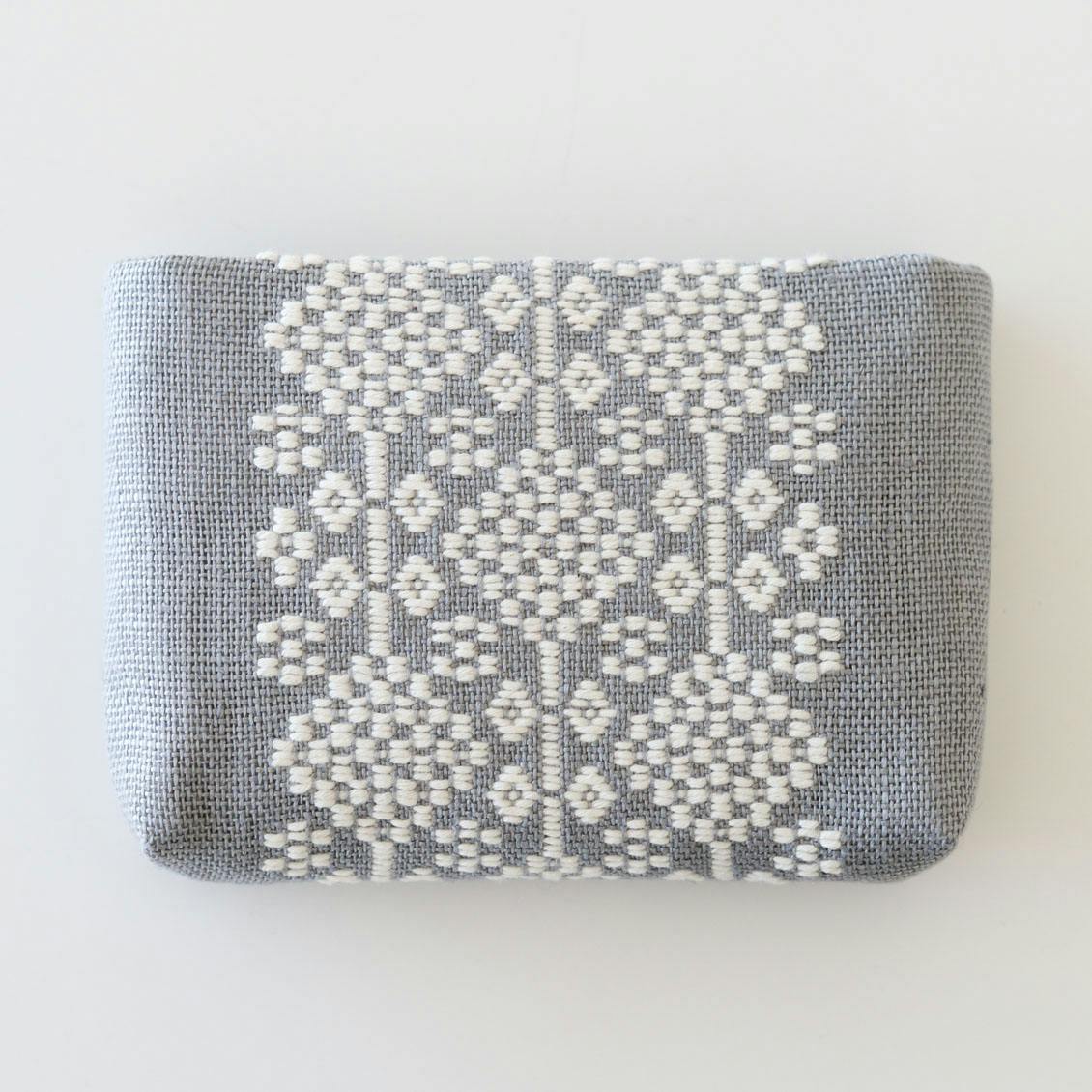 朝もやに咲く花