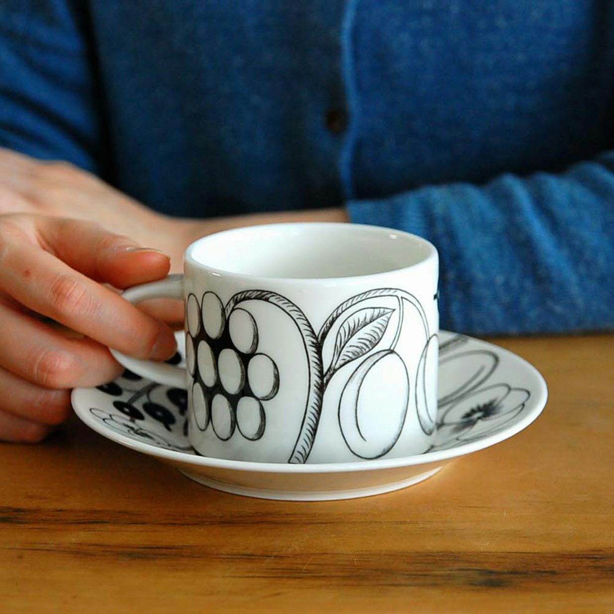 Arabia アラビア Paratiisi パラティッシbk ティーカップ ソーサー 北欧 暮らしの道具店 Arabia アラビア Paratiisi パラティッシbk ティーカップ ソーサー 北欧 暮らしの道具店