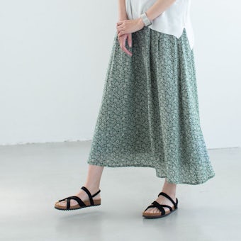 【今季終了】【当店別注】「柄ものを、凛と」リバティプリントのロングスカートの商品写真