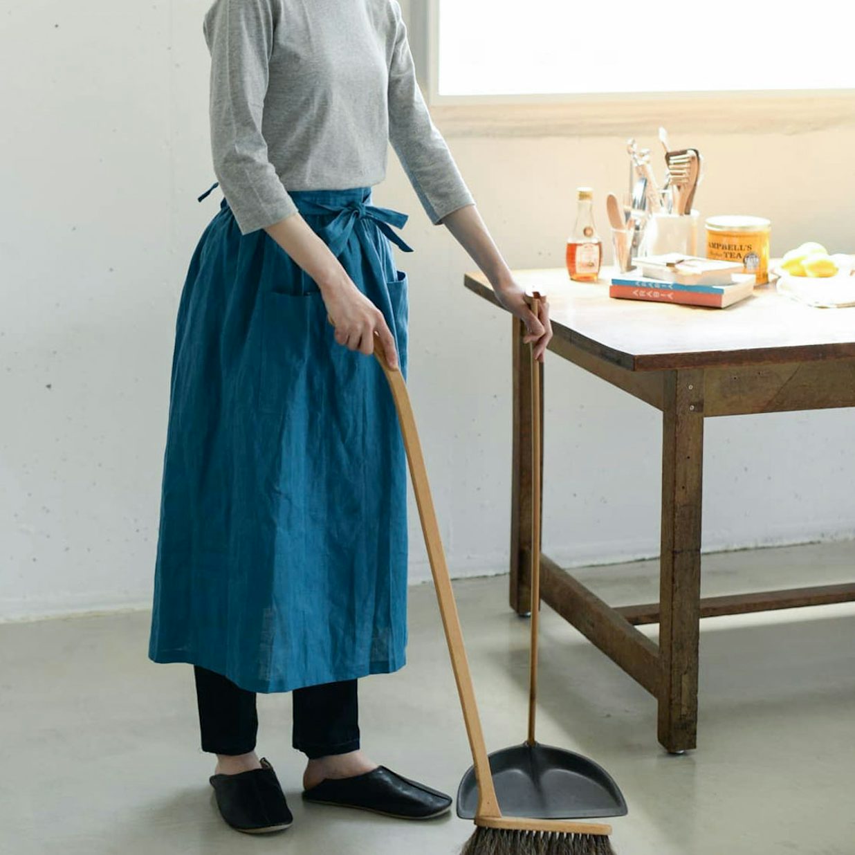 リネンのエプロンワンピース Fog Linen Work Kurashi Trips Publishing 北欧 暮らしの道具店 リネンのエプロンワンピース Fog Linen Work Kurashi Trips Publishing 北欧 暮らしの道具店