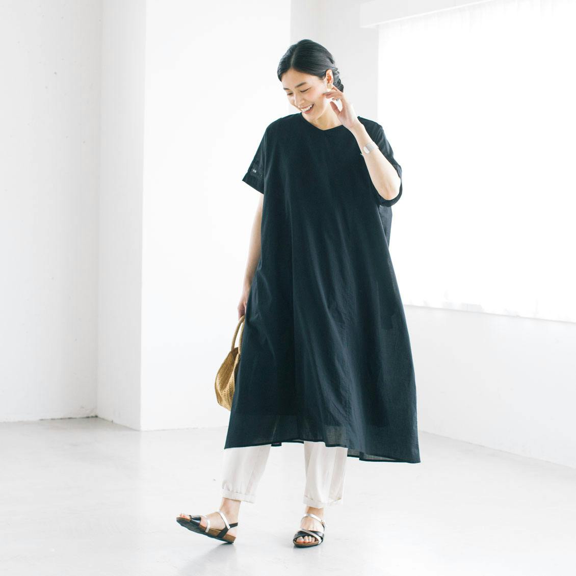 さらり1枚でサマになる 袖口刺繍のvネックワンピース ブラック 北欧 暮らしの道具店