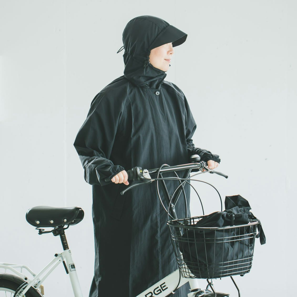自転車もノーストレス」晴れの日も着たいレインコート（バッグ付き 