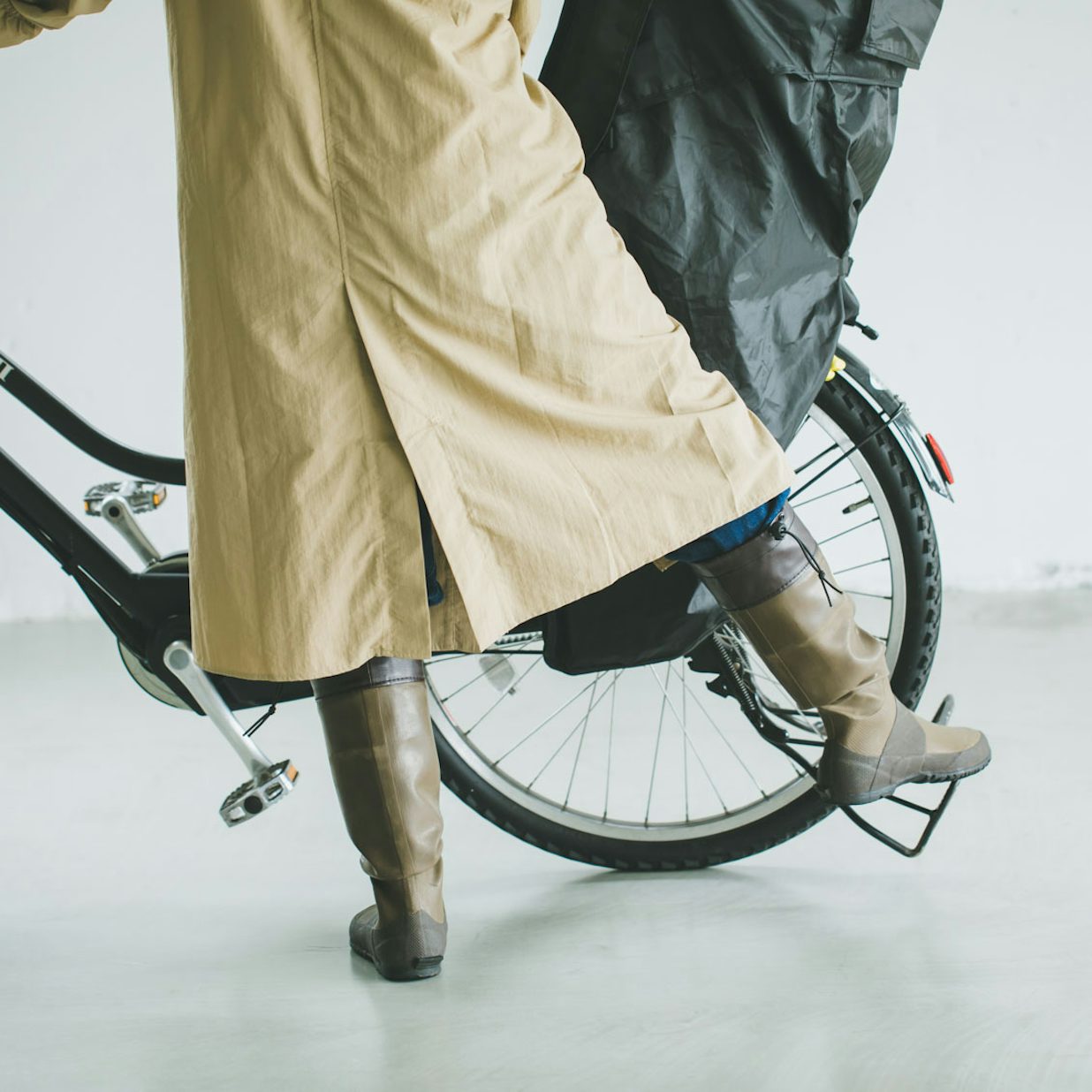 自転車もノーストレス」晴れの日も着たいレインコート（バッグ付き