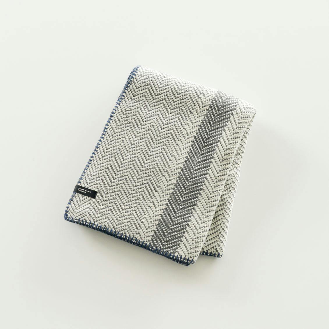 【今季終了】「わが家になじむ冬じたく」ヘリンボーン柄のやわらかブランケット（ブルー）の商品写真