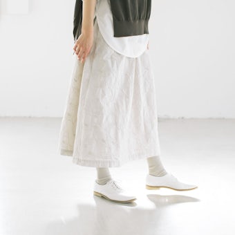 【今季終了】こころが色めく、salviaとつくった刺繍スカート（グレージュ）の商品写真
