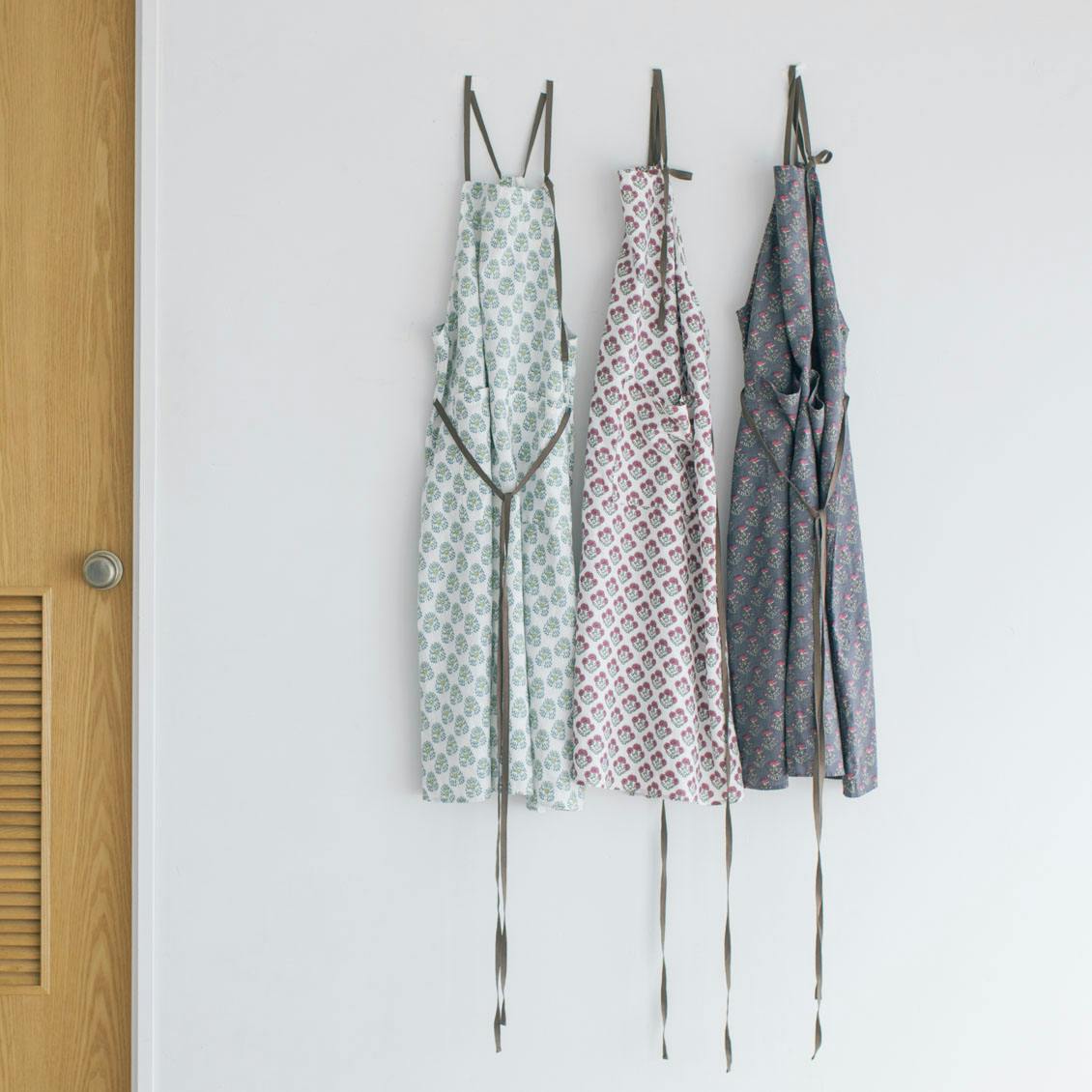 新商品 身につければ気分があがる花柄のエプロンワンピースをつくりました 劇場映画 青葉家のテーブル 春子の衣装にも 北欧 暮らしの道具店