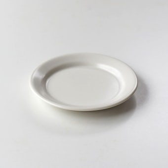 「平日夜のわたしの味方」小皿（オフホワイト）の商品写真