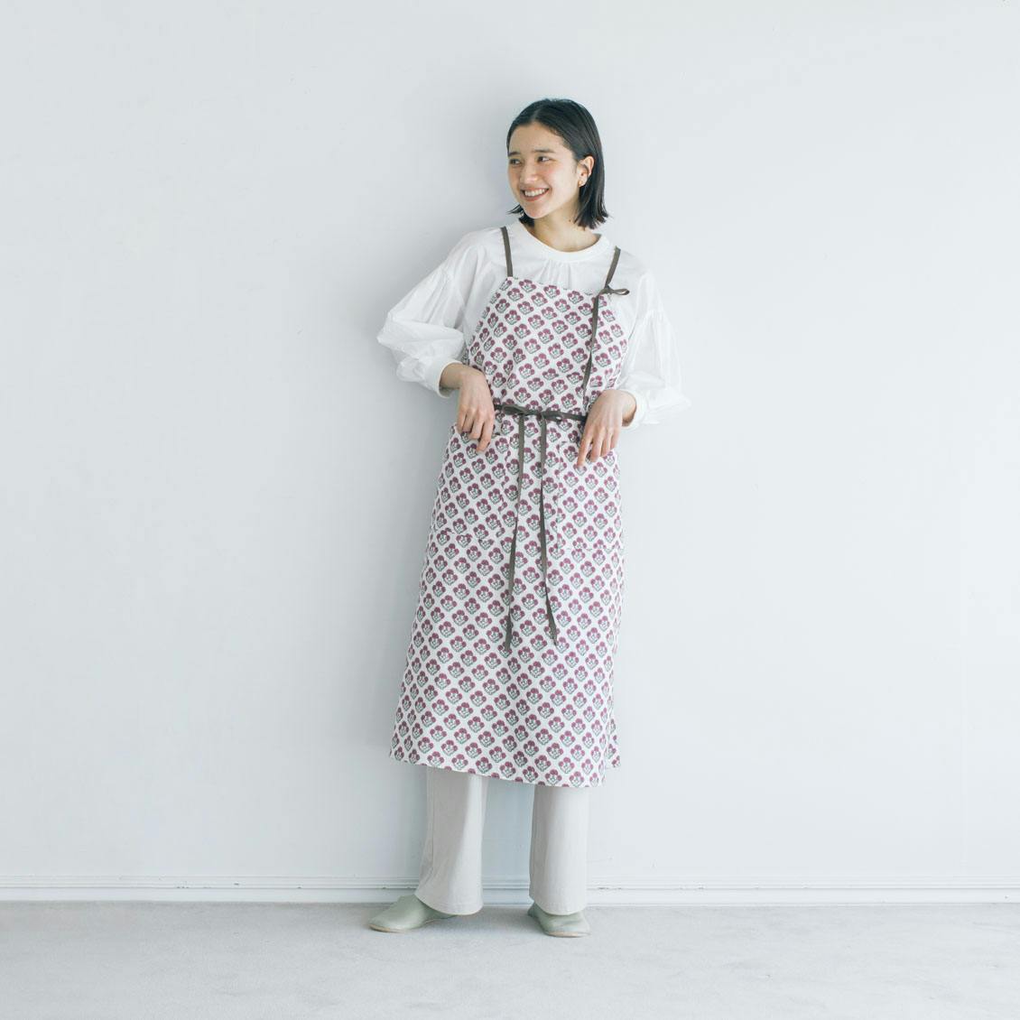 サッとかぶれば ご機嫌に 家事がはかどるエプロンワンピース 北欧 暮らしの道具店